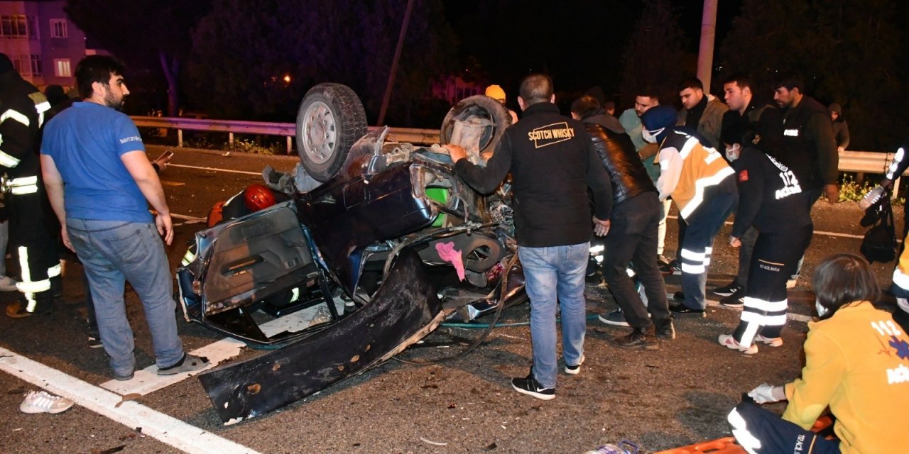 Gece yarısı feci kaza! Hurdaya dönen otomobillerde 2 ölü 4 yaralı