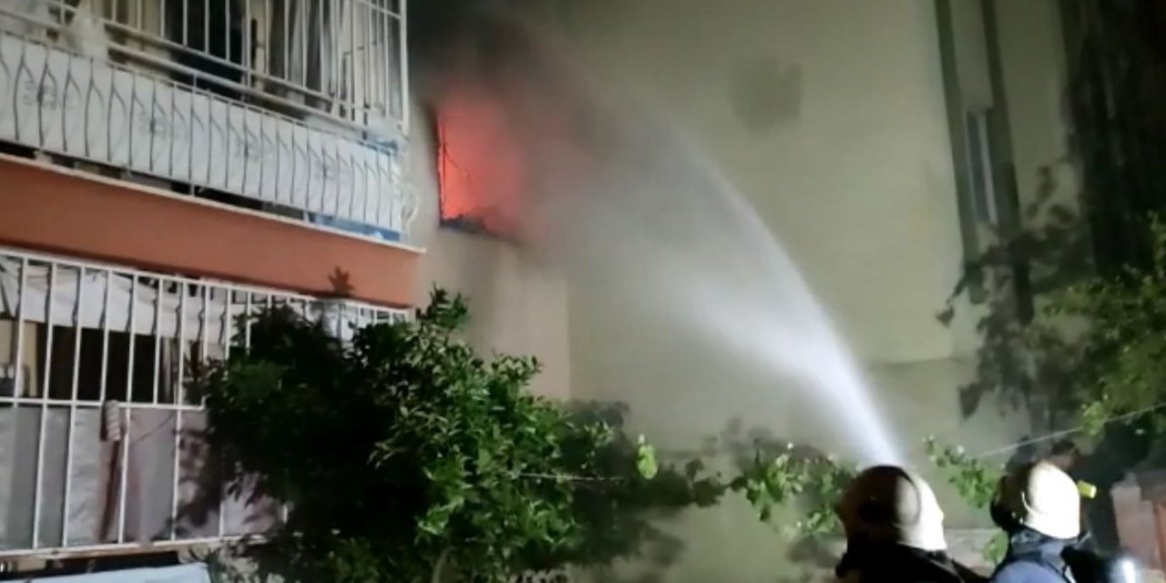 Gece yarısı korkutan yangın! Patlamayı duyan mahalleli sokağa döküldü