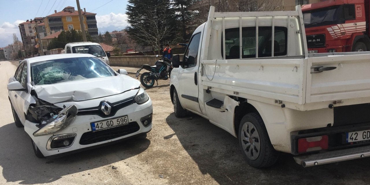 Konya'da otomobil ile pikap çarpıştı! 16 yaşındaki genç yaralandı