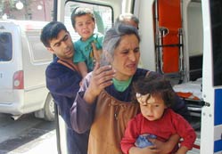 Otomobil şarampole devrildi