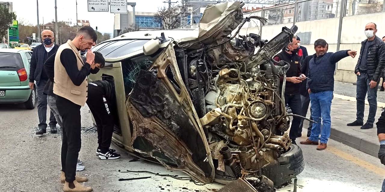 Ankara'da trafik levhasına çarpan otomobil devrildi! 4 yaralı