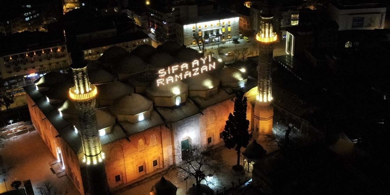 Ulu Cami’ye asılan 'Şifa ayı Ramazan' mahyası gönüllere dokundu