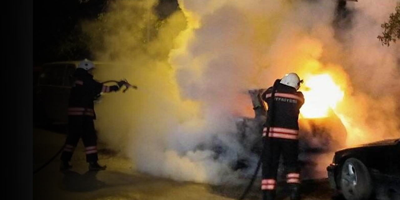 Bir anda tutuştu! park halindeki otomobil demir yığınına döndü