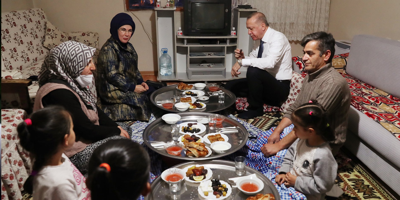 Cumhurbaşkanı Erdoğan ve eşi iftarda 3 çocuklu bir ailenin misafiri oldu