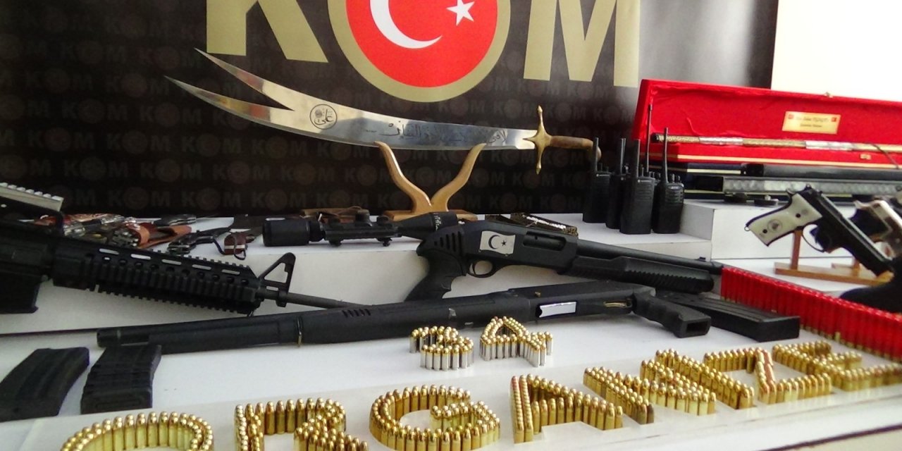 Sedat Peker grubu operasyonunda ele geçirilen kılıç ve silahlar sergilendi