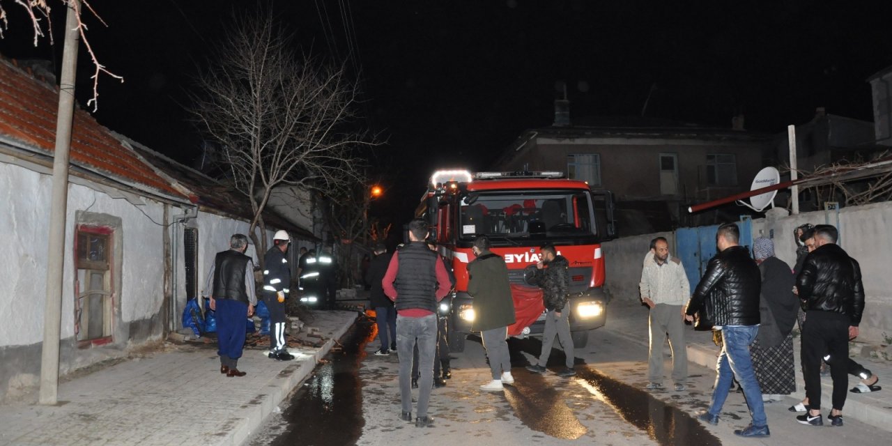 Karaman'da yangın mahalleliyi sokağa döktü! Eve sıçramadan söndürüldü
