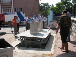 Okullarda çöp konteynerleri yer altında