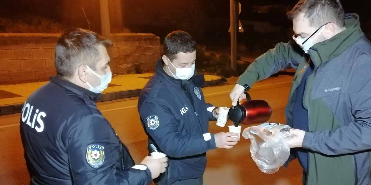 Uygulama yapan polislere çay ve kek ikram etti