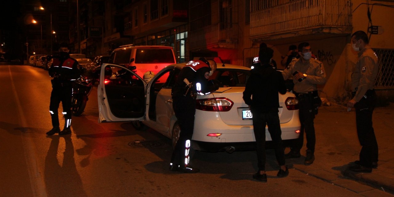 Ehliyetsiz gençlerin akşam kaçamağı pahalıya patladı! 3'ü de asker kaçağı çıktı