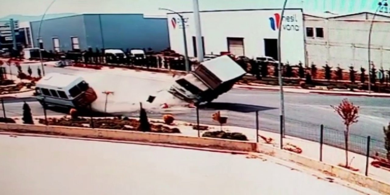 Konya’da kavşakta çarpışan araçlar böyle devrildi