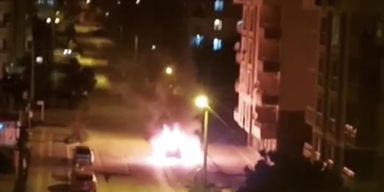 Otomobil gece yarısı alev topuna döndü