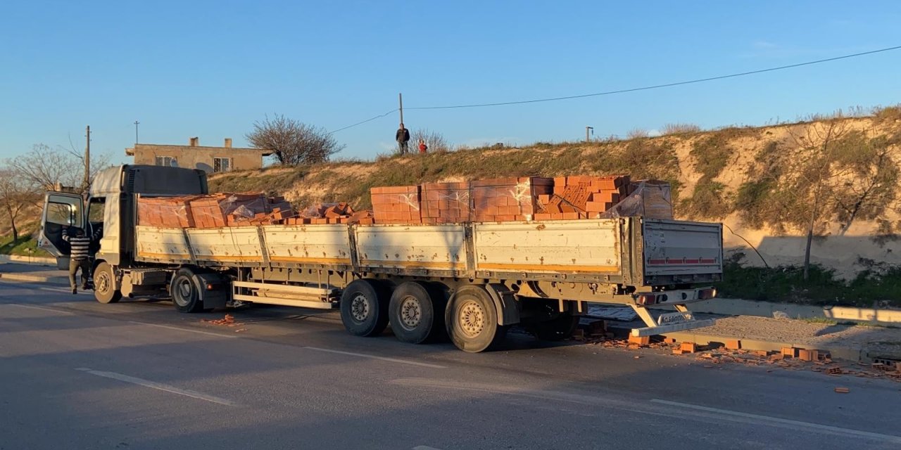 Afyon - Konya yolunda tırla motosiklet çarpıştı! Tuğlalar yola savruldu