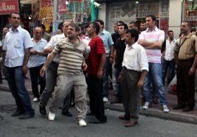 Bahçeli'nin ziyaretinde başörtülü aileye linç girişimi