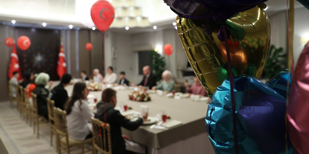 Erdoğan çifti iftarda çocukları ağırladı