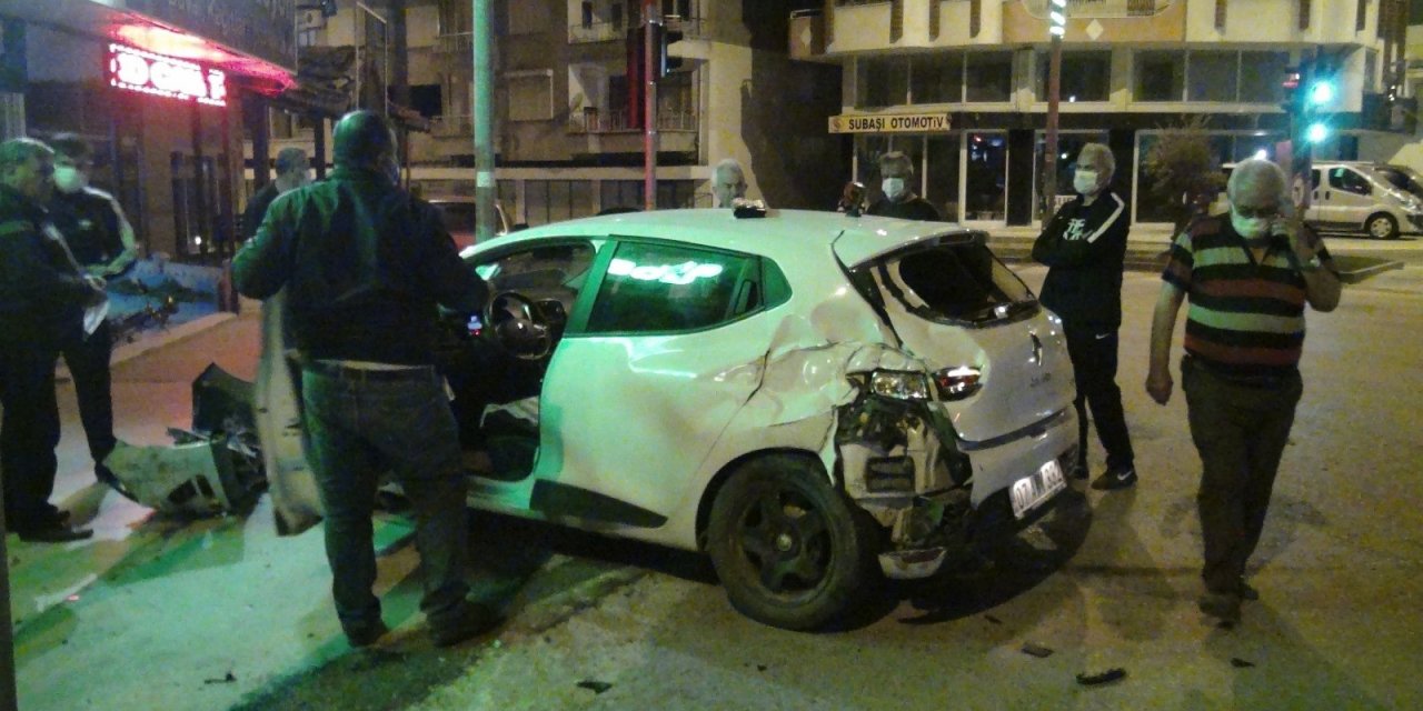 Boş yolda çarpıştılar! Neredeyse dükkana giriyordu