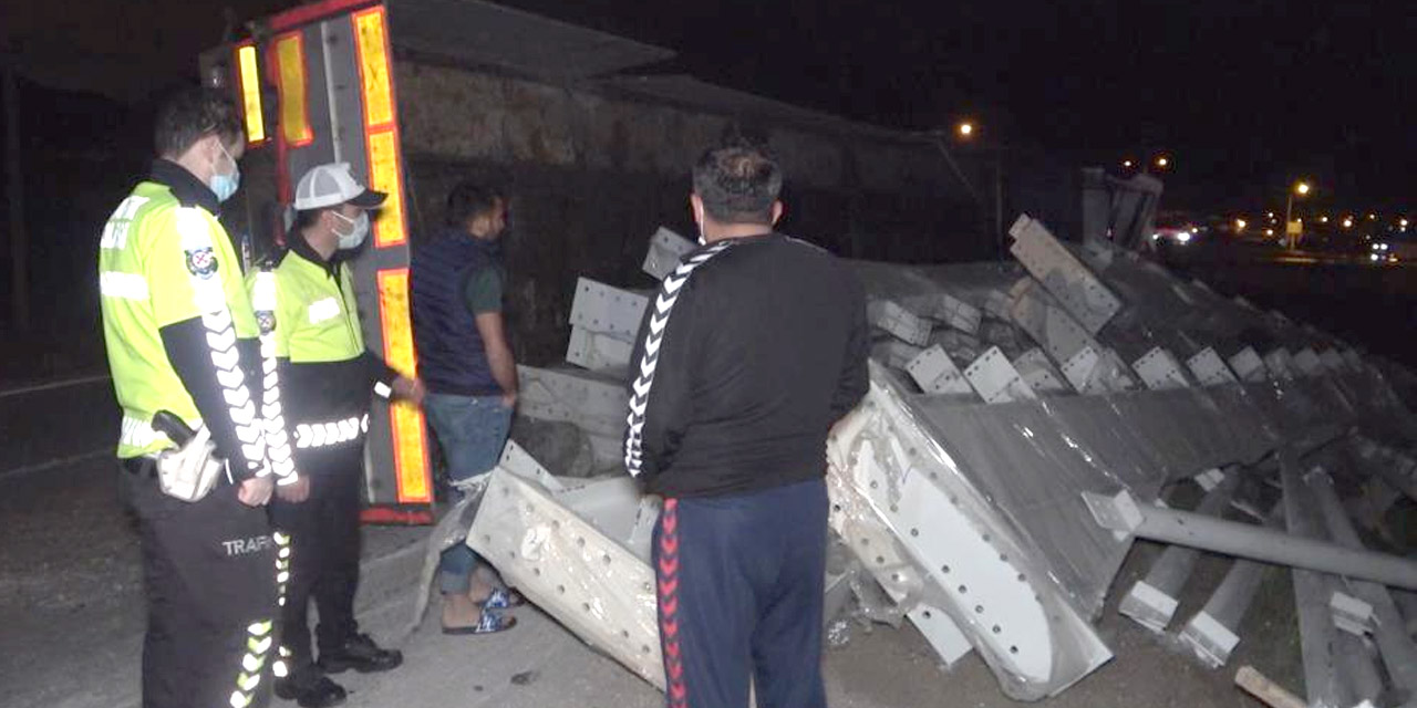 Konstrüksiyon yüklü tır kilit kavşakta devrildi!