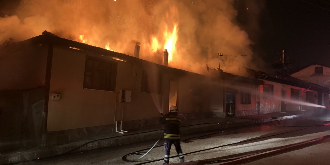 Vali Çakır'dan 4 ev ve 1 odunluğun küle döndüğü yangınla ilgili açıklama