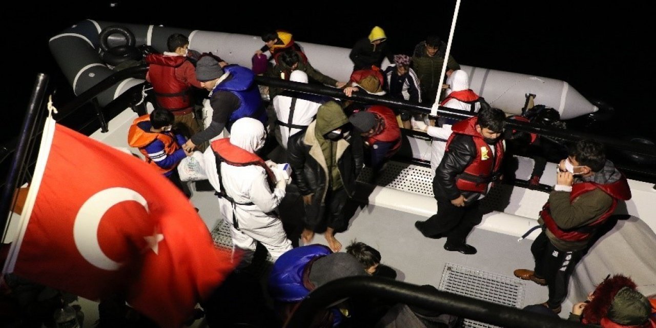 Lastik botla Yunanistan'a geçmeye çalışan 44 düzensiz göçmen kurtarıldı