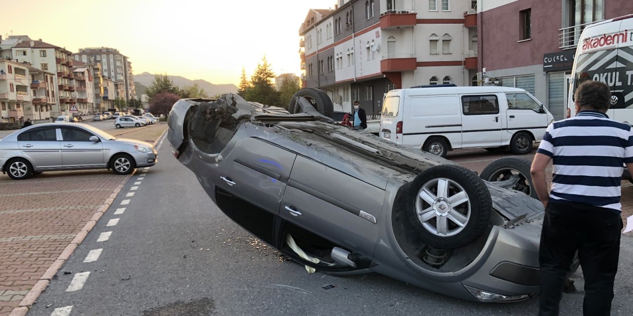 Otomobille çarpışan araç savrularak ters döndü! 2 yaralı