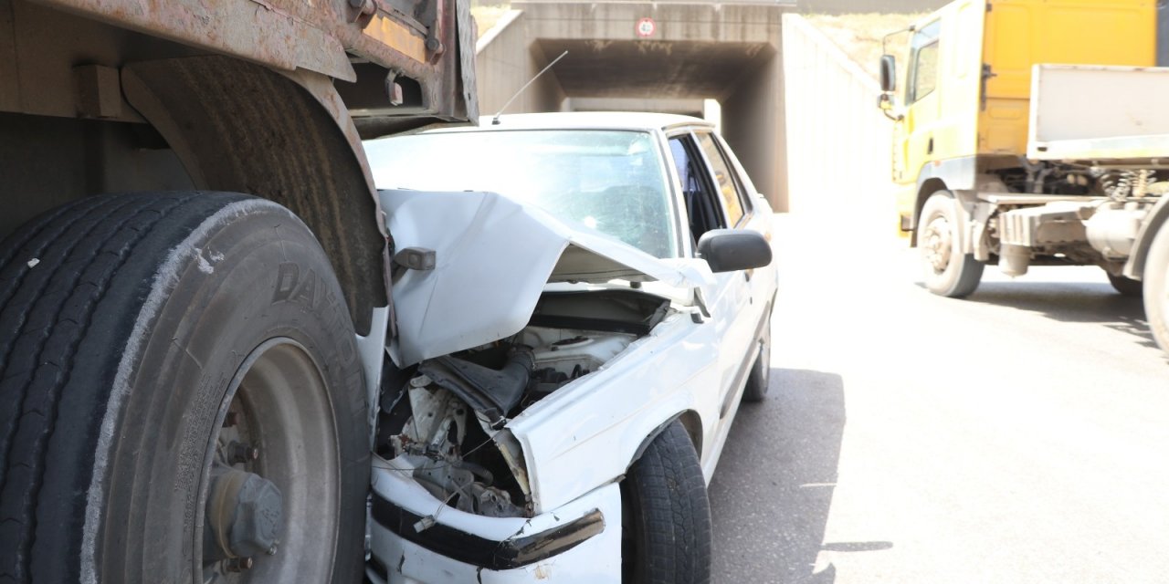 Park yasağı olan yere park edilen tır kazaya neden oldu