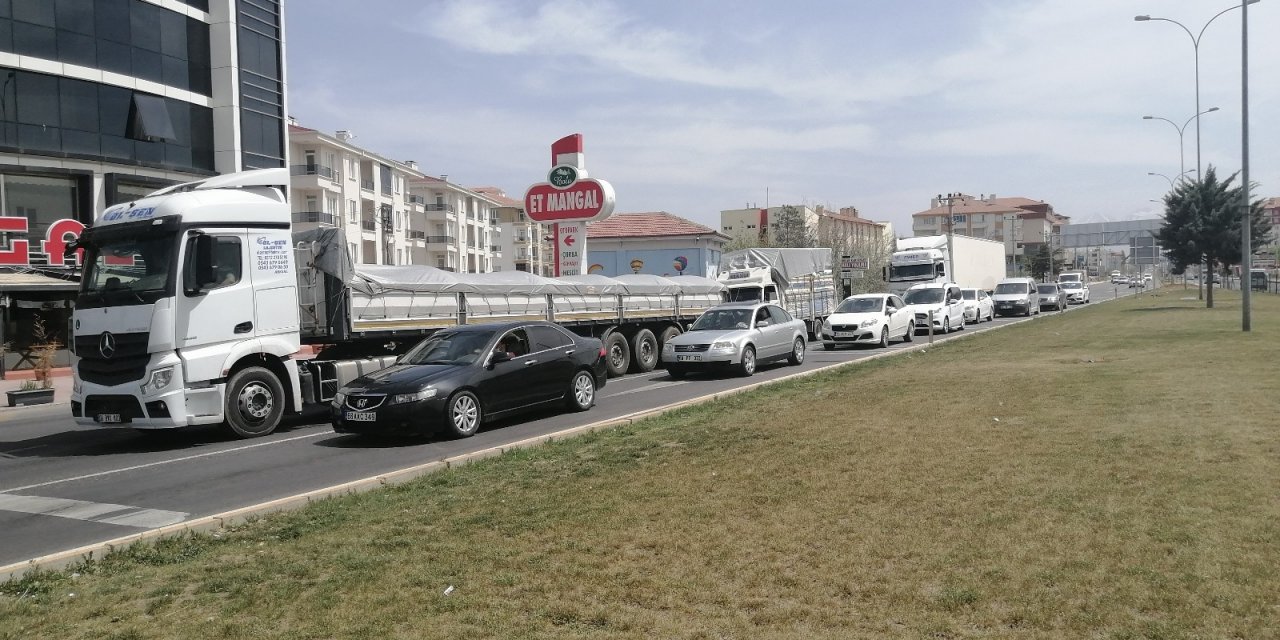 Konya- Aksaray yolu tam kapanma öncesi kilitlenme noktasına geldi