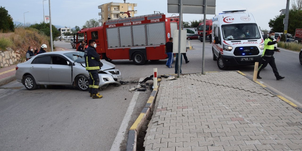 Kumluca'da kontrolden çıkan otomobil karşı şeride geçti! 1 yaralı