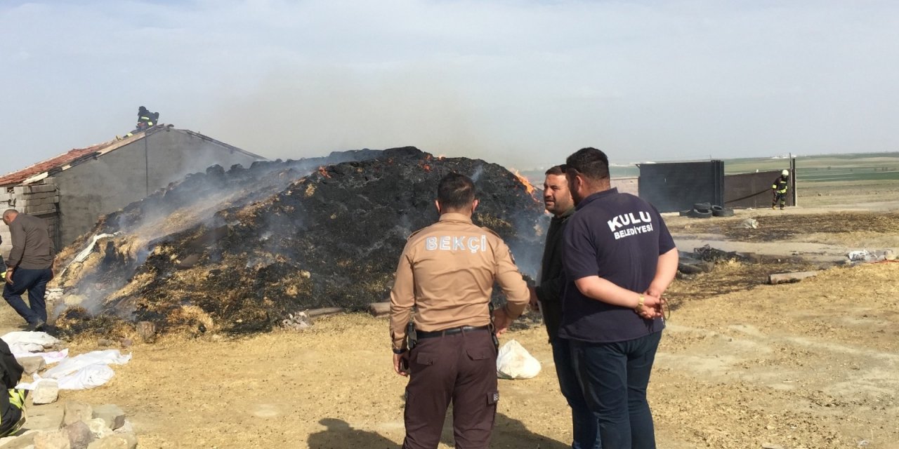 Konya’da rüzgarın etkisiyle alevlerin sardığı binlerce balya saman yandı