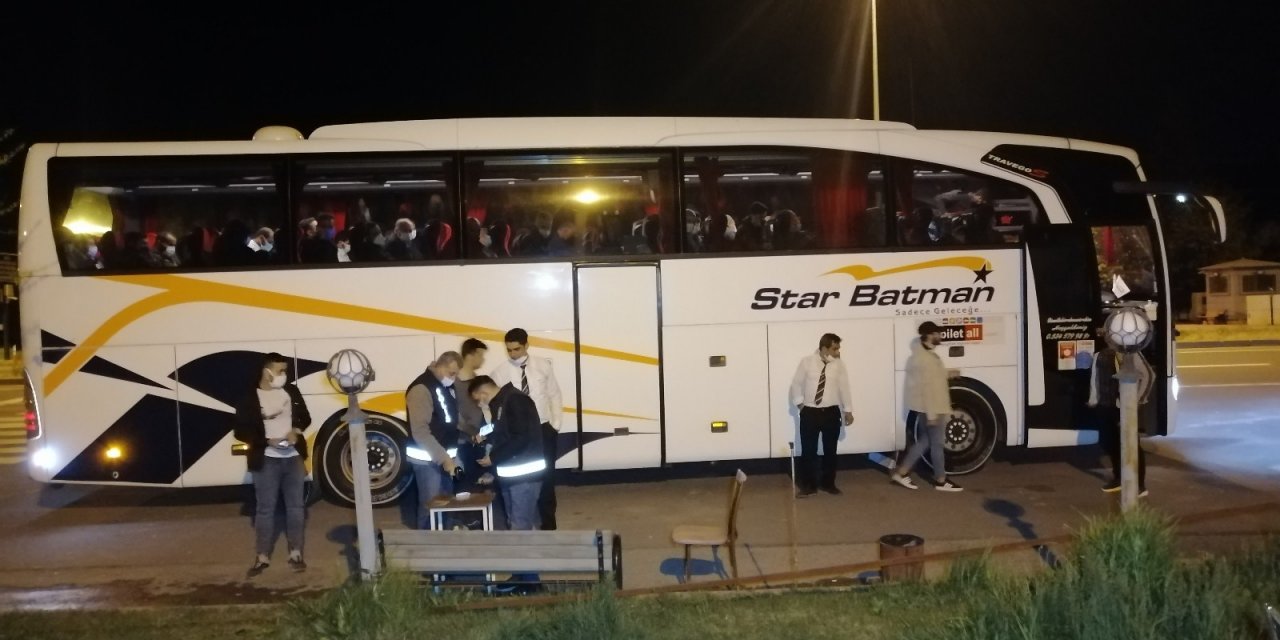 Karayollarında tam kapanma denetimi! Seyahat edenler tek tek kontrolden geçiyor
