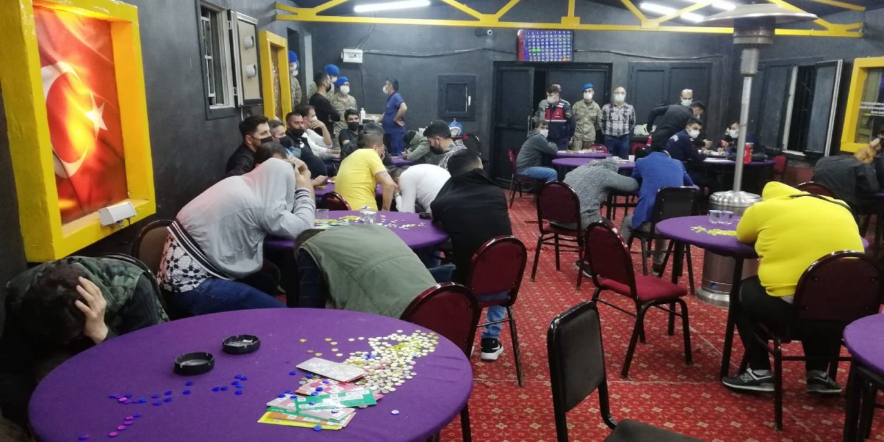 Jandarma Bornova'da kumar oynanan depoyu bastı!