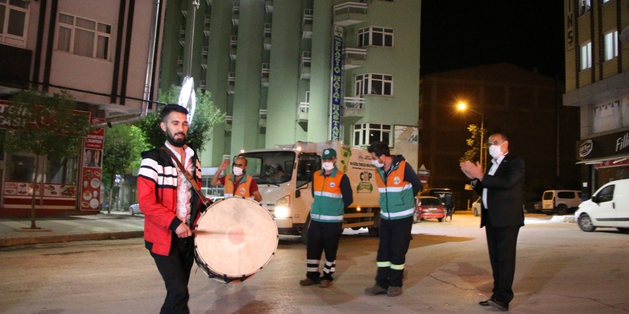 Geleneksel ’sahur halayı’nın tadını bu yıl temizlik işçileri çıkardı