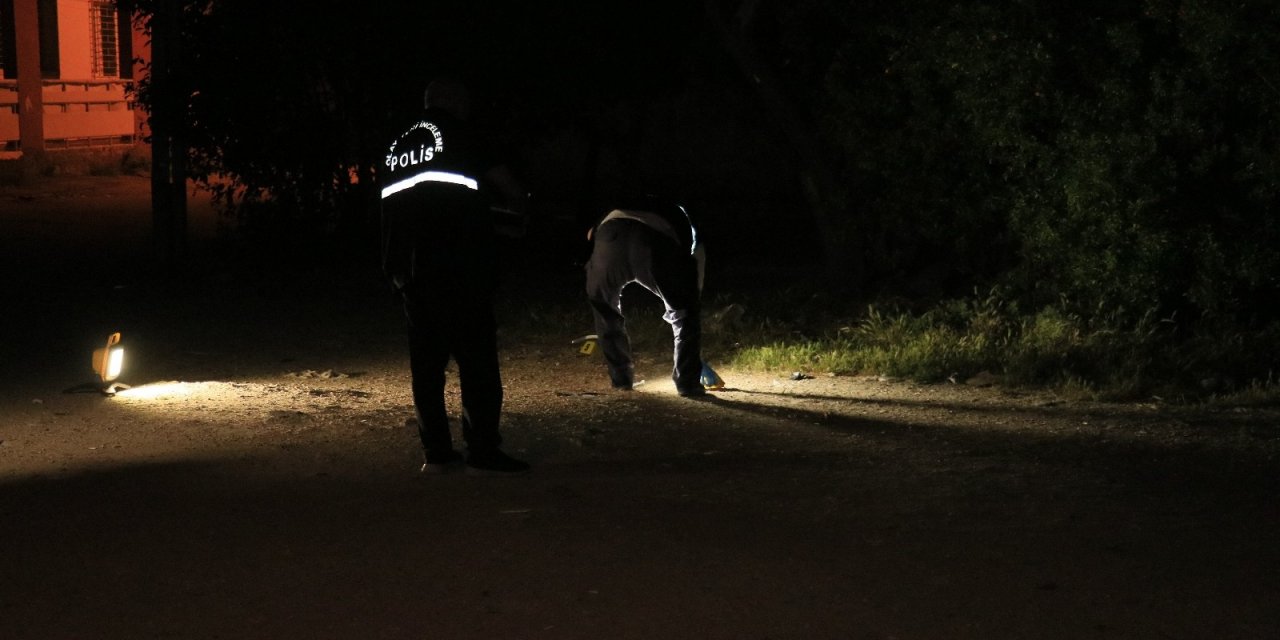 Sokak ortasında silahlı kavga! İki bacağından vuruldu