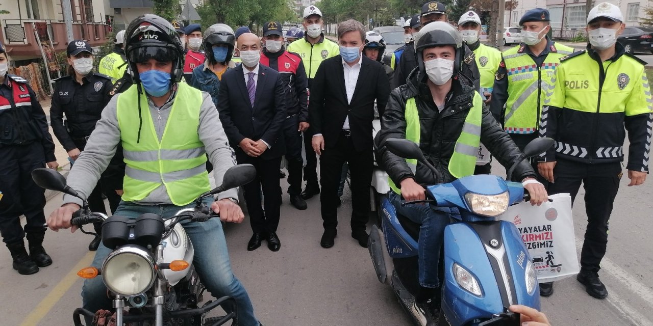 Vali Aydoğdu motorlu kuryelere yelek giydirdi
