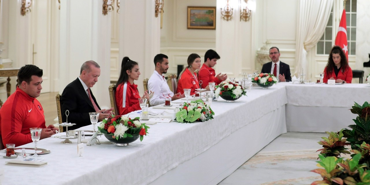 Cumhurbaşkanı Erdoğan bugün iftarı madalya kazanan millilerle yaptı