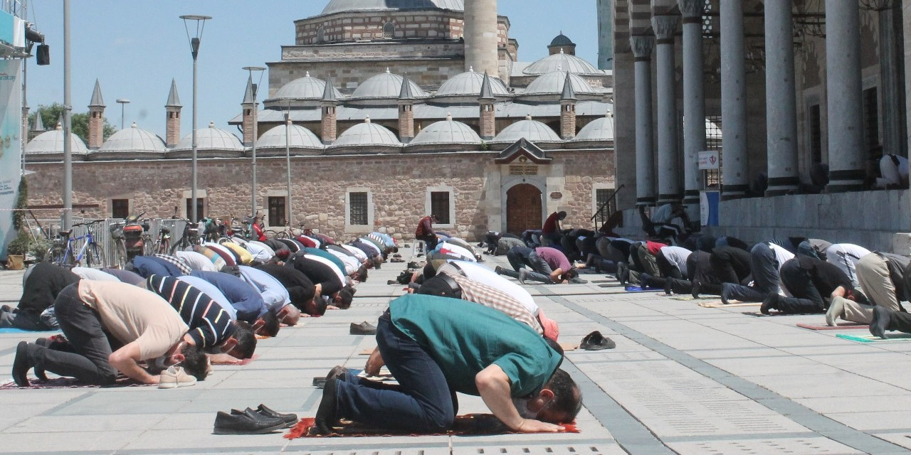 Ramazan ayının son cuma namazı Konya'da buruk kılındı