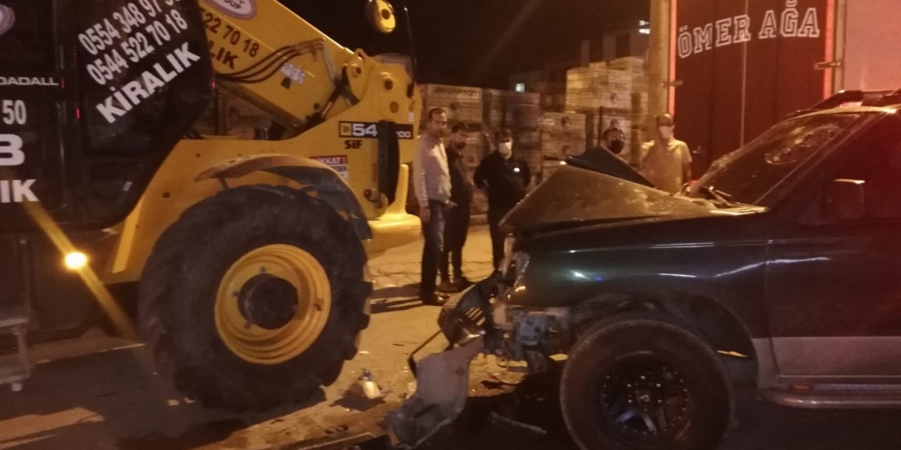 İş makinesine çarpan pikapta can pazarı! 2’si ağır 4 yaralı
