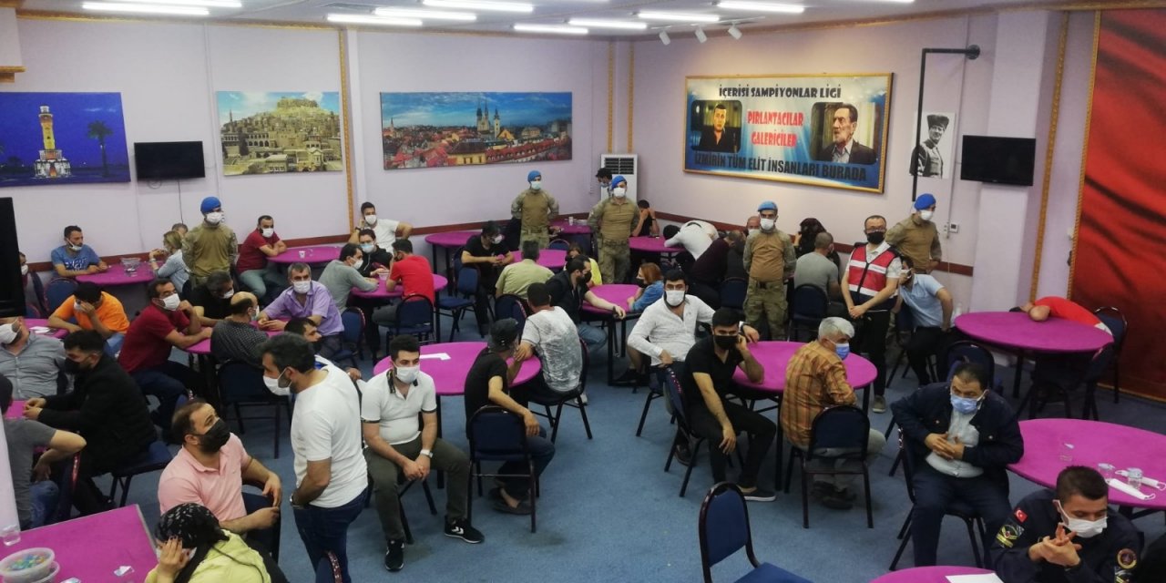 Jandarma duvarı delip kumarhaneye daldı! 1 milyon lirayı aşkın ceza kesildi