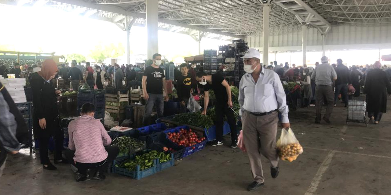 Konya'da pazarcılar tezgahları mesafeli fiyatları yüksekten açtı