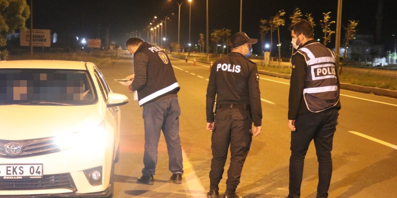 Polis ekipleri tam kısıtlamada yollarda! Tüm araçlar ve yolcu otobüsleri durduruluyor