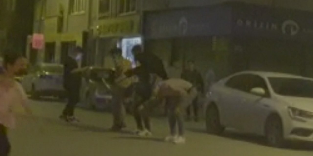 Kısıtlamayı hiçe sayıp caddede ’birdirbir’ oynayan gençler kameraya yakalandı