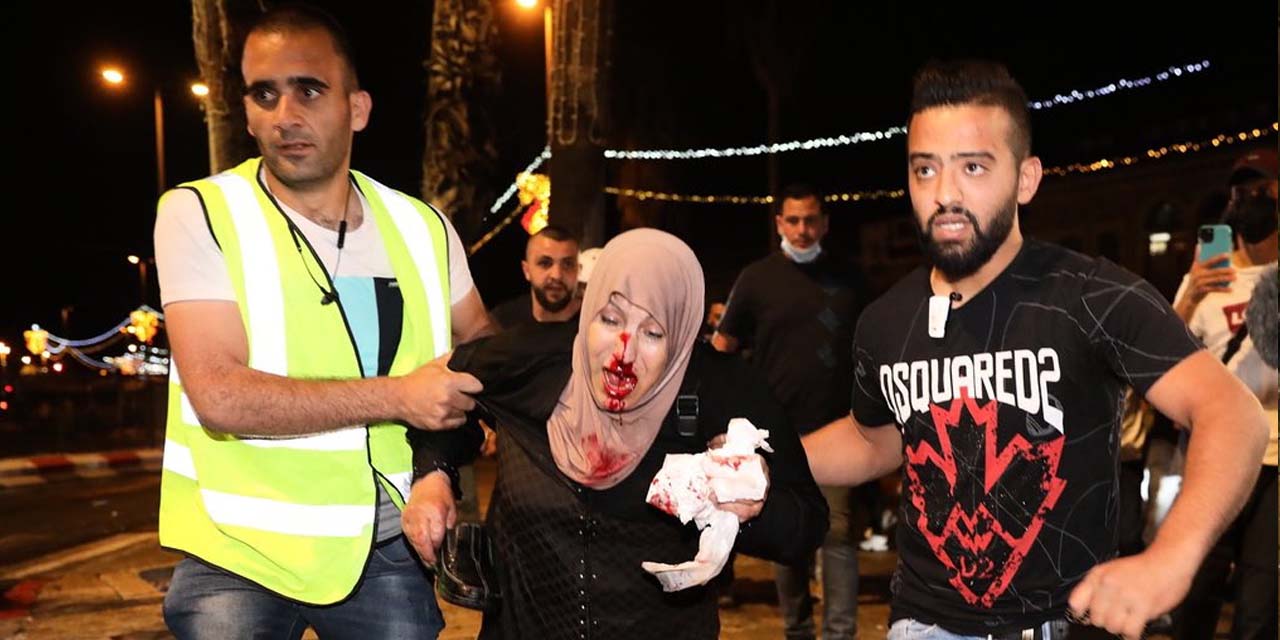 Alçaklar! İsrail askerleri gasbedilen evlerini savunmak isteyen kadınlara saldırdı