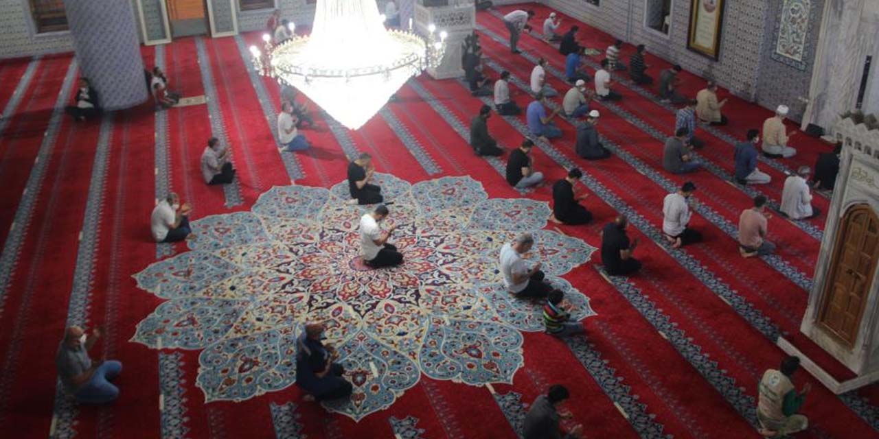 Kadir Gecesi'nde eller ümmetin selameti ve Kudüs için semaya kalktı