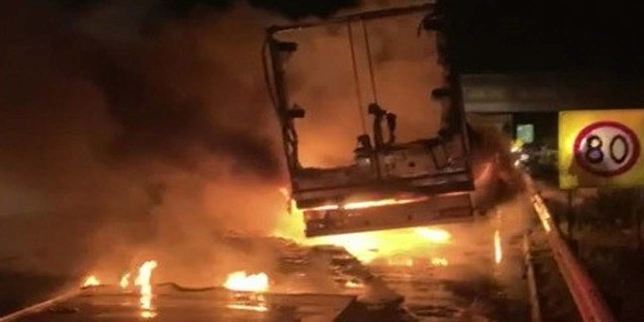 Köpük tabak yüklü TIR’ın dorsesi alev alev yandı! Sürücü çekiciyi dorseden ayırıp çaresizce izledi
