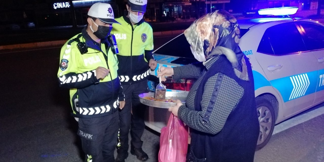Esnaf lokantasında yaptığı baklavaları polislere ikram etti