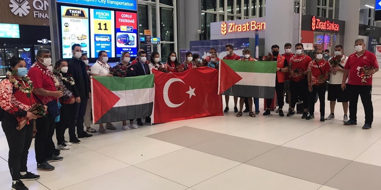 Milli atıcılardan havaalanında Filistin’e destek