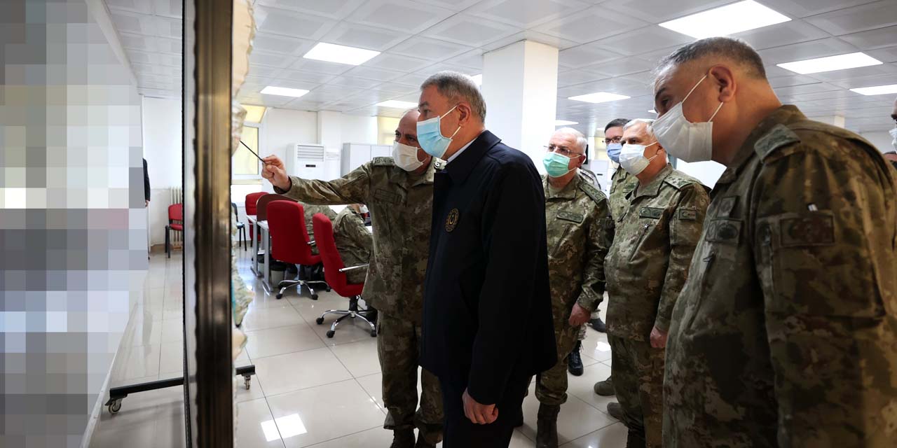 Bakan Akar ve TSK Komuta Kademesi sınır hattında