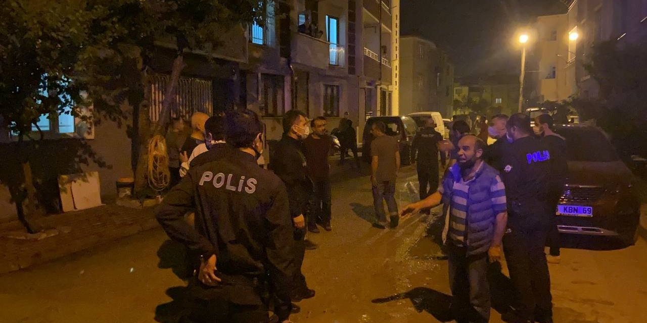 Kısıtlamaya uymayan şahıslar kendilerini uyaran polise saldırdı! 5 polis yaralandı