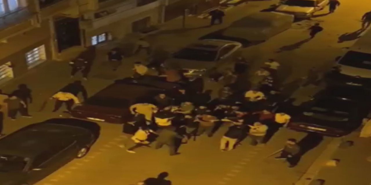 'Laf atma' kavgası büyüdü! Eline sopayı alan kavgaya koştu..