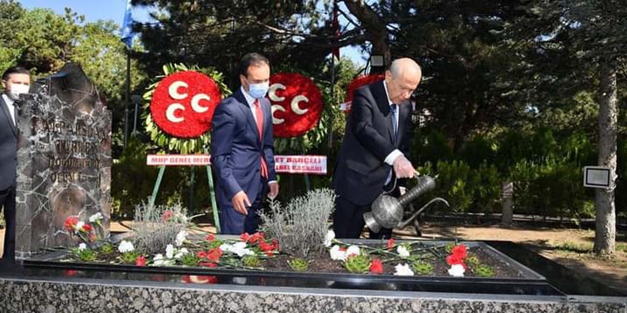 Devlet Bahçeli Alparslan Türkeş’in kabrini ziyaret etti