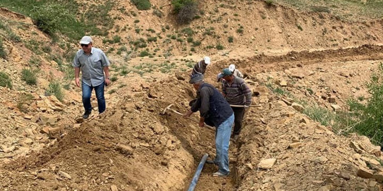 Göktepeliler imece usulü ile 2 bin 500 metre su borusu döşedi! Beldenin artık sulama suyu var