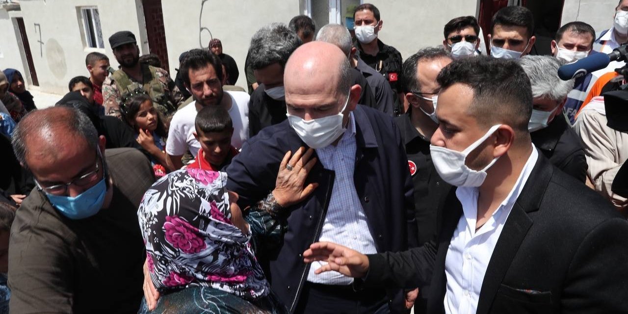İçişleri Bakanı Soylu İdlib’de briket evleri inceledi! Miniklerin bayramını kutladı